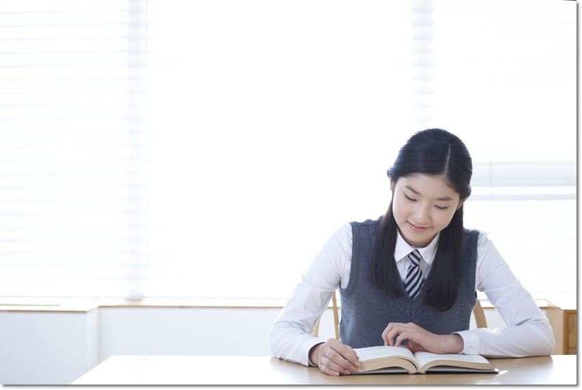 공부한 내용을 적는 학생