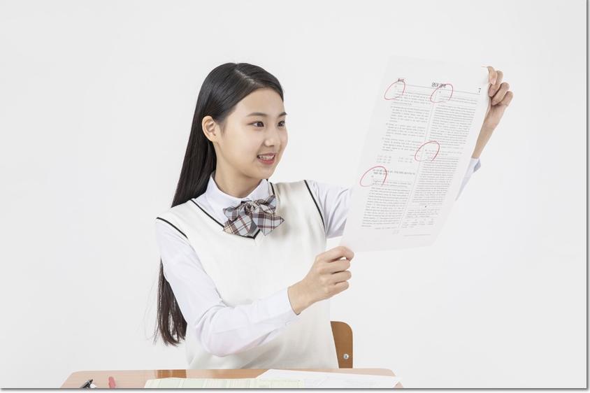 학습 자료를 살펴보는 학생