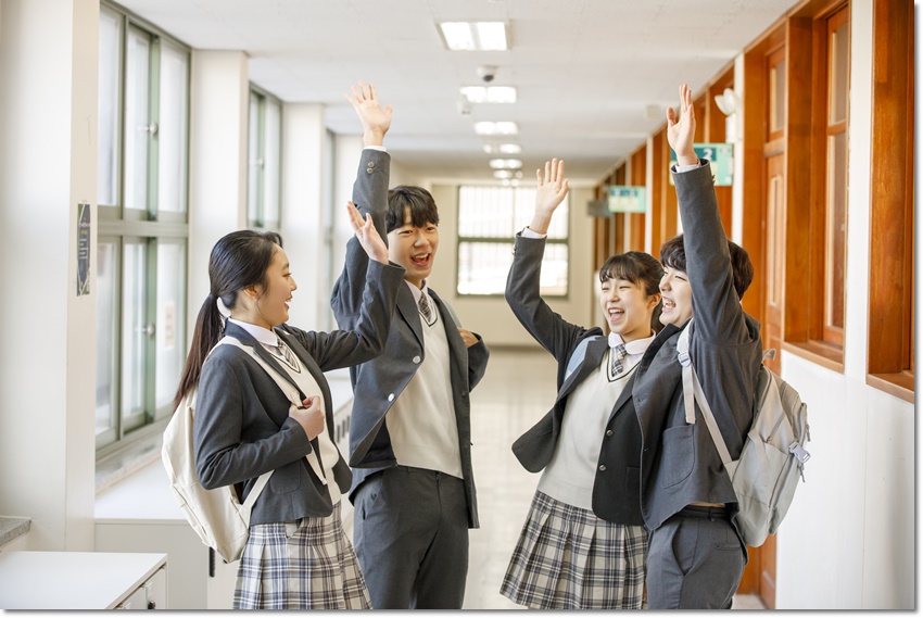 도서관에서 함께 자료를 보는 학생들