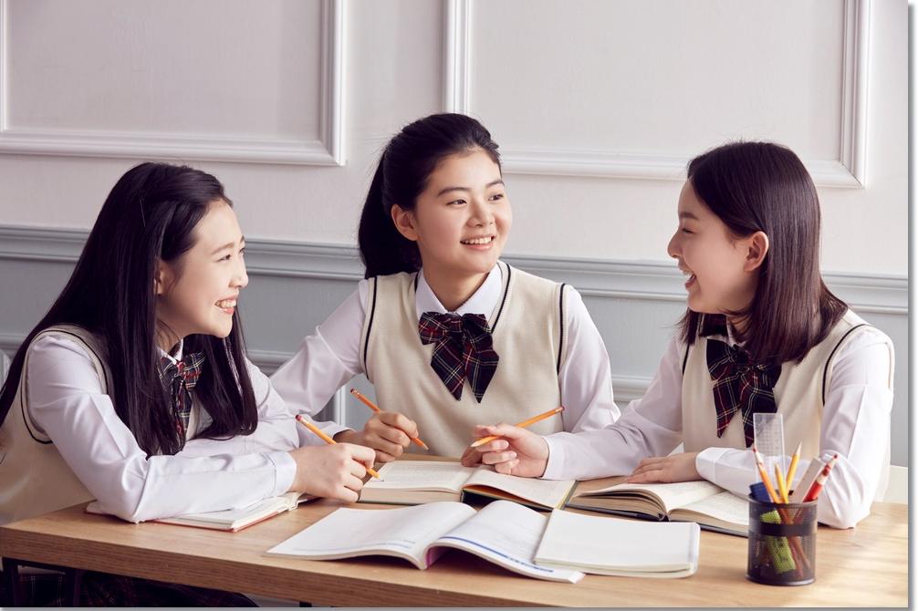 함께 대화하는 학생들