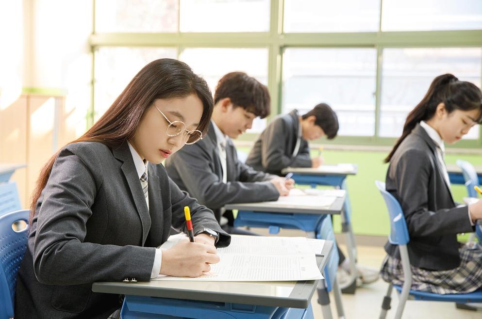 교실에서 공부하는 학생