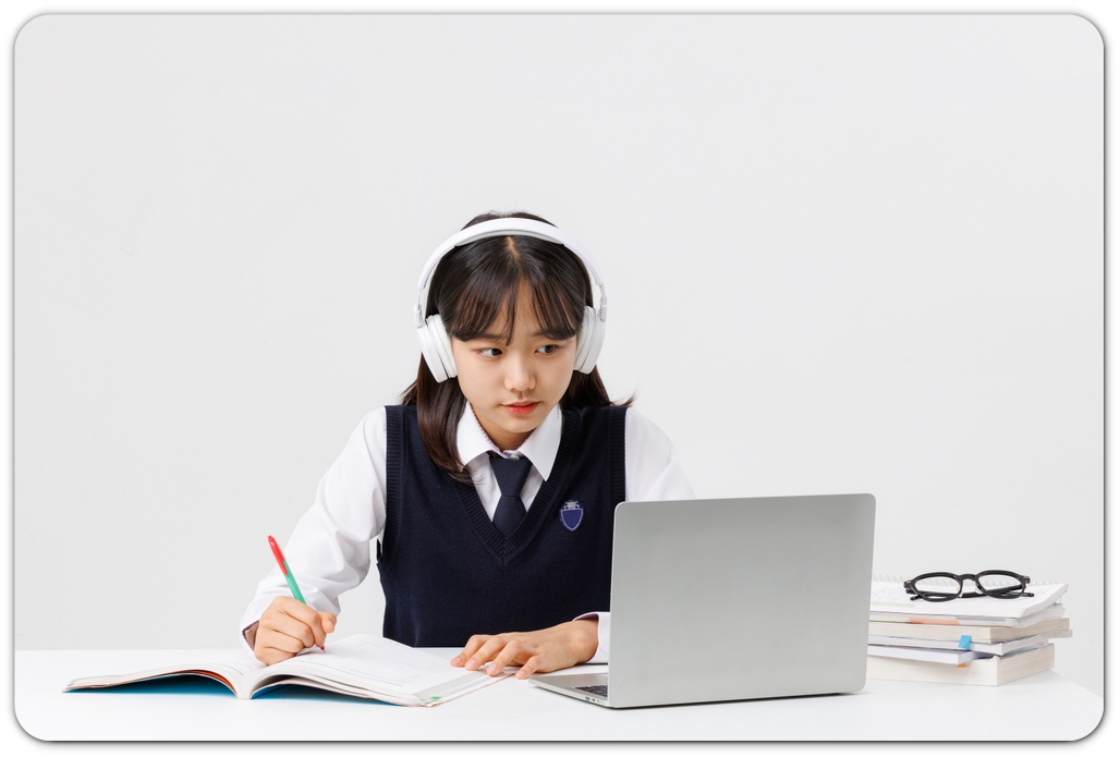 헤드폰을 쓰고 노트북을 보는 학생
