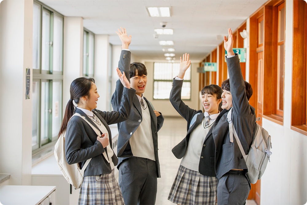 도서관에서 자료를 확인하는 학생들