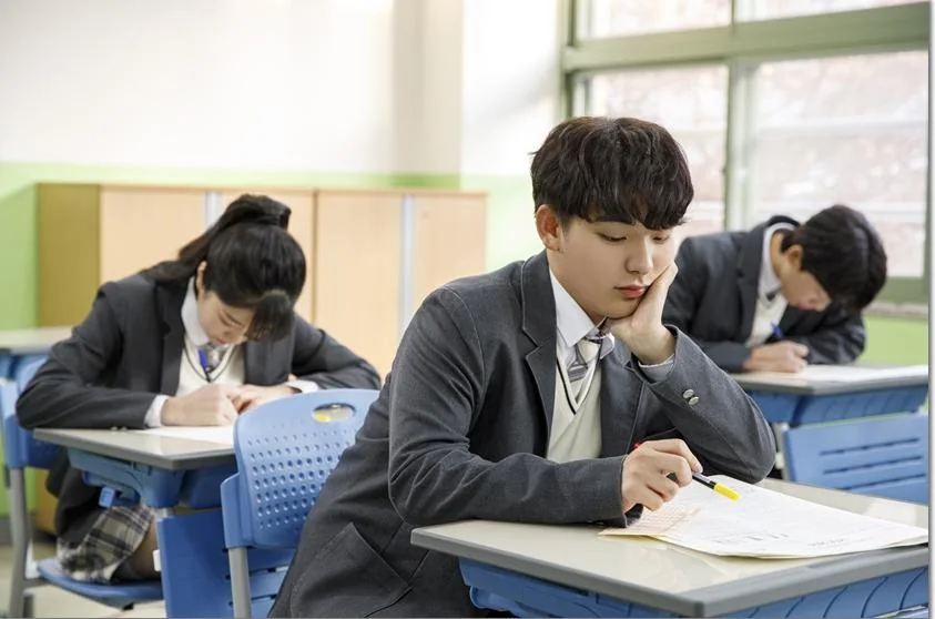 교실에서 노트를 작성하는 학생들