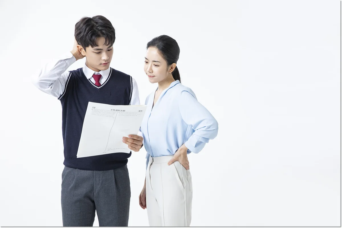 자료를 두고 상담하는 교사와 학생
