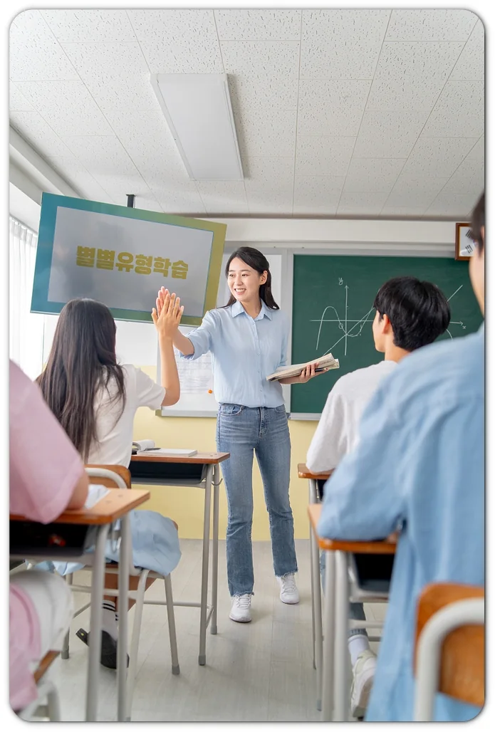 모둠에서 자료를 설명하는 교사