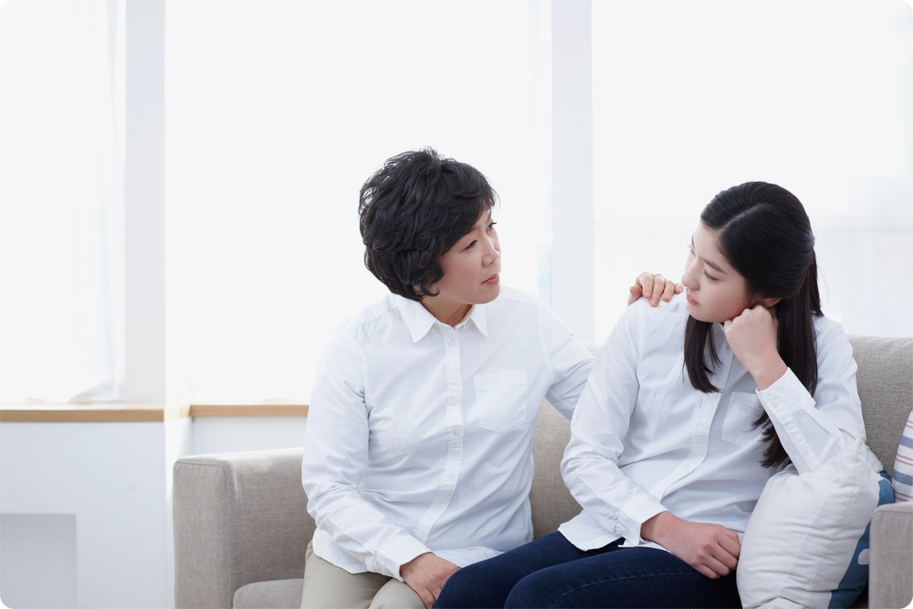 어른과 학생이 이야기하는 모습
