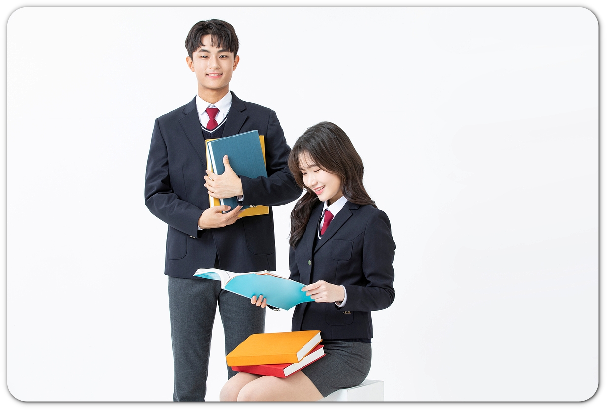 책을 보며 이야기하는 학생들
