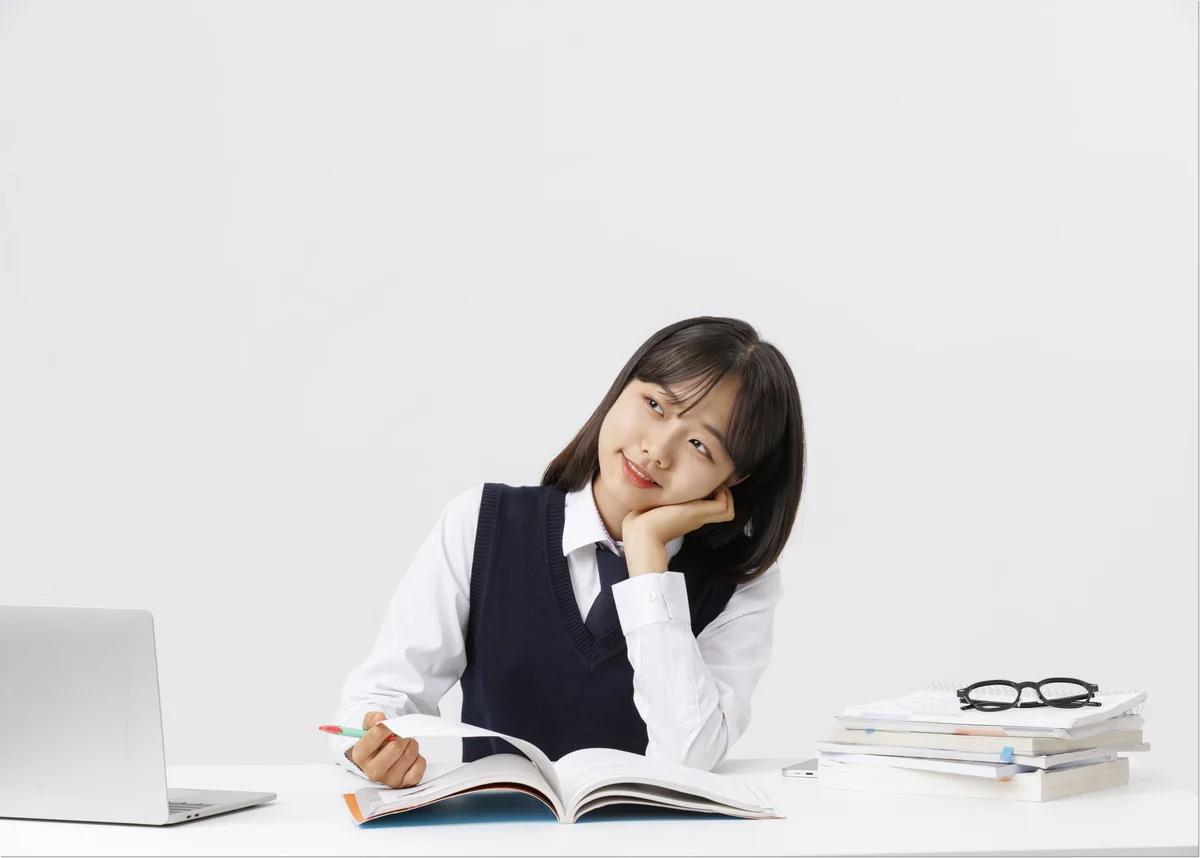 교재 옆에서 필기구를 든 학생