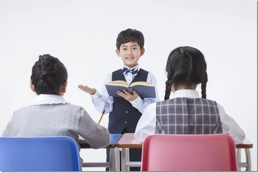 모둠에서 책을 설명하는 학생