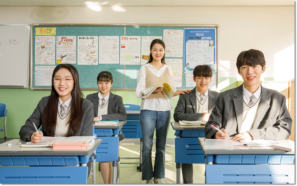 수업 자료를 설명하는 교사와 학생들