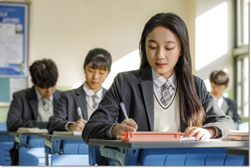 교실에서 자료를 확인하는 학생
