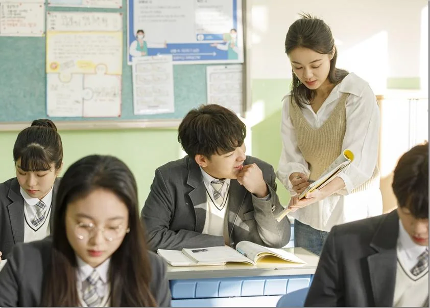 자료를 함께 살펴보는 교사와 학생들