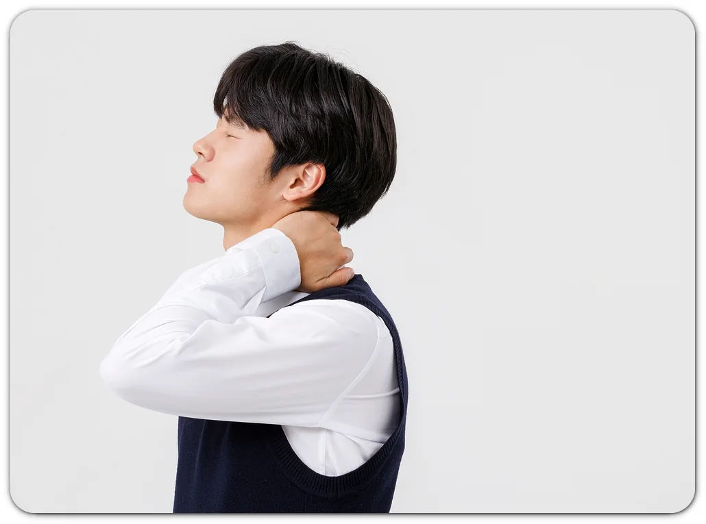 책상 앞에서 목을 풀고 있는 학생