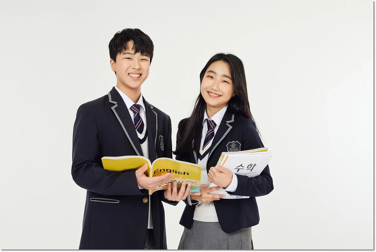 책을 함께 펼친 두 학생
