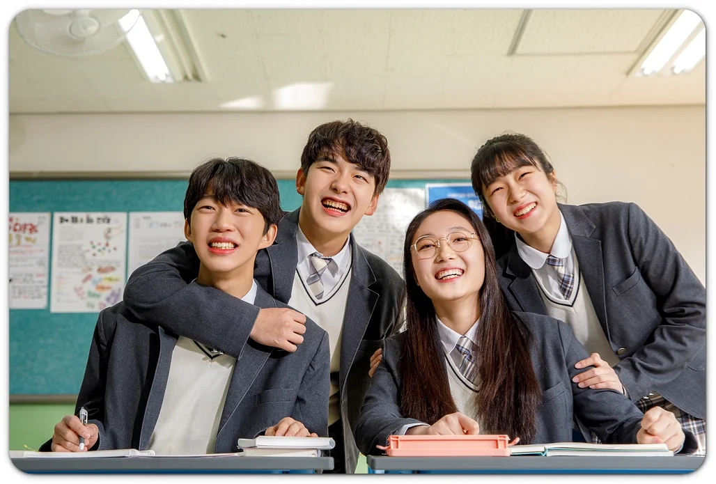 교실에서 함께 웃고 있는 학생들