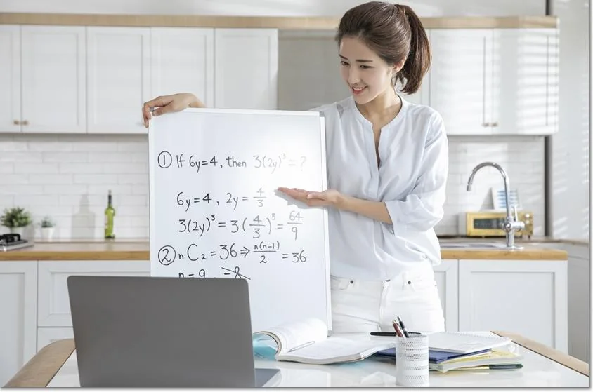 화이트보드에서 설명하는 교사