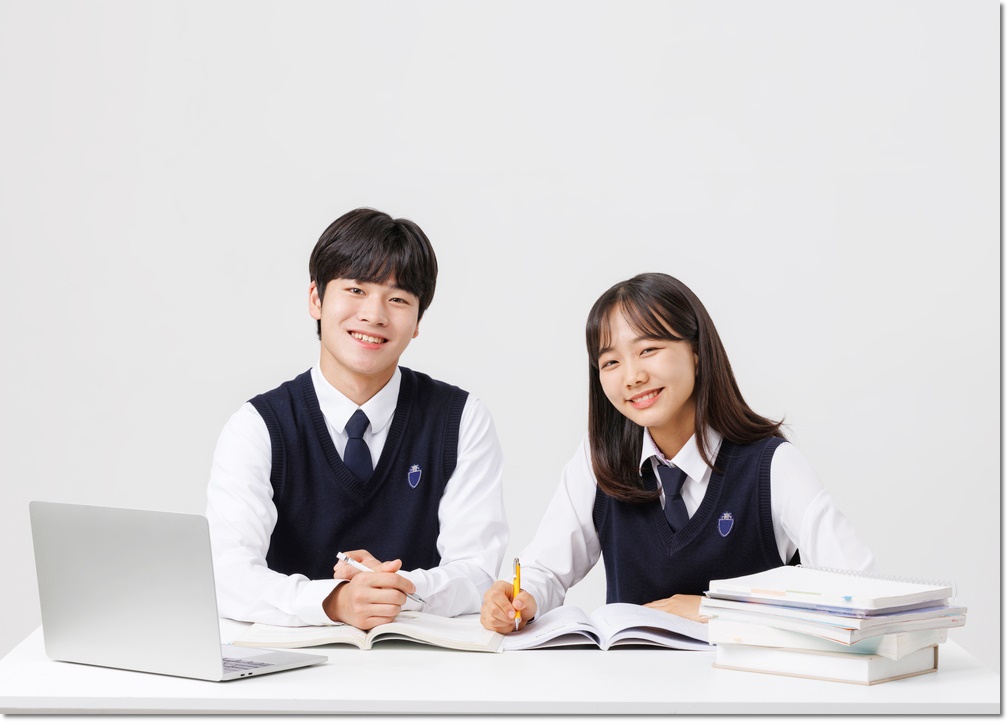 노트북 자료를 살펴보는 두 학생