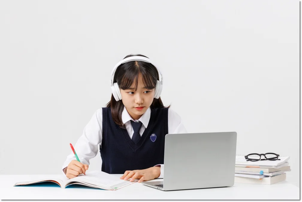 헤드폰과 노트북으로 공부하는 학생