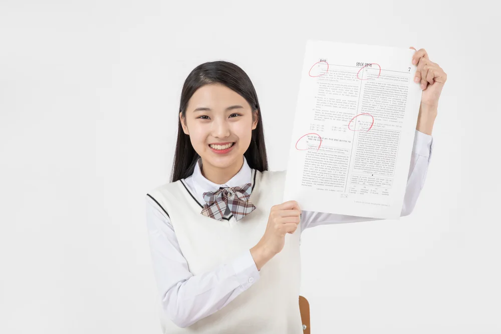 학습 자료를 들어 보이는 학생