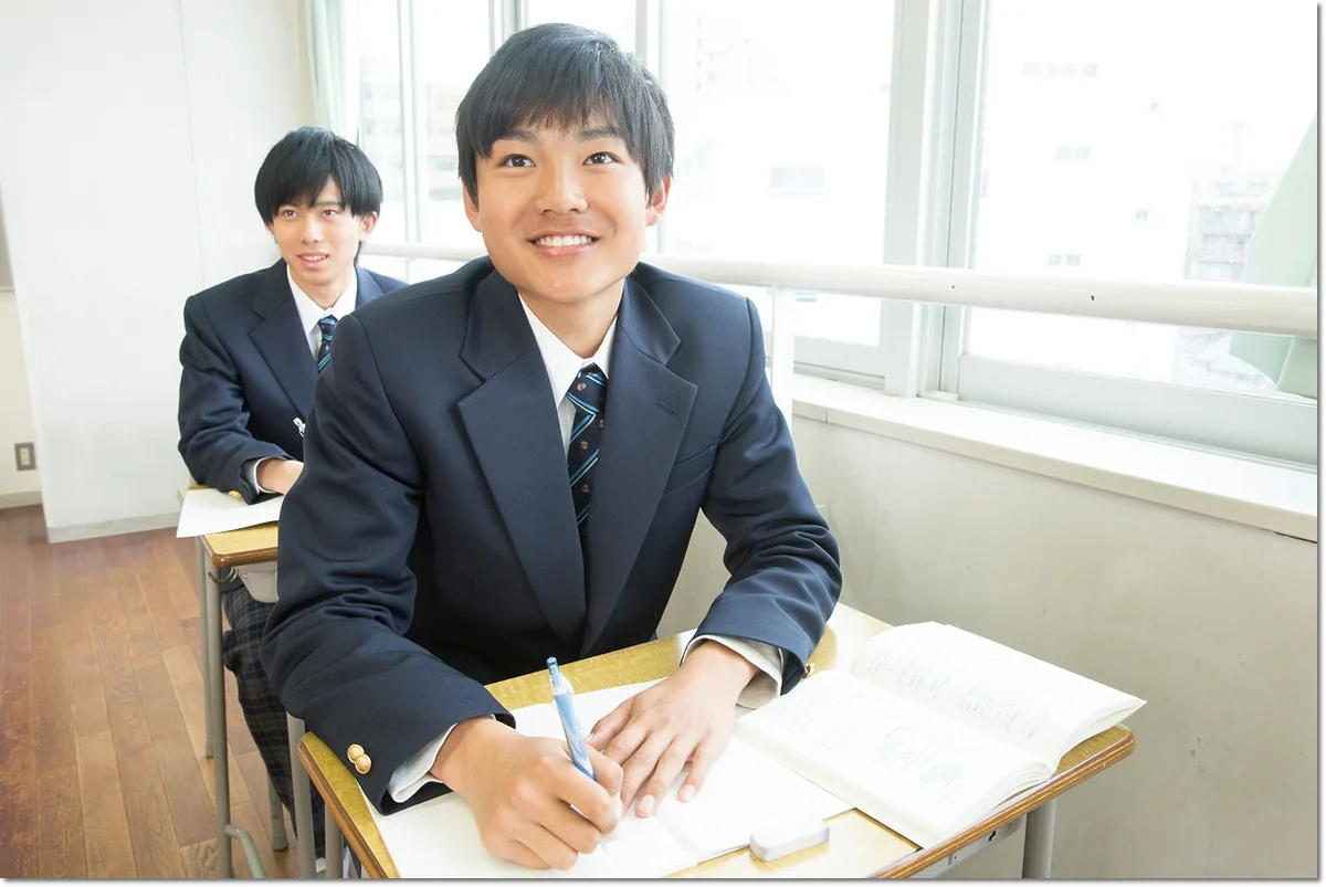 교실 책상에서 자료를 보는 두 학생