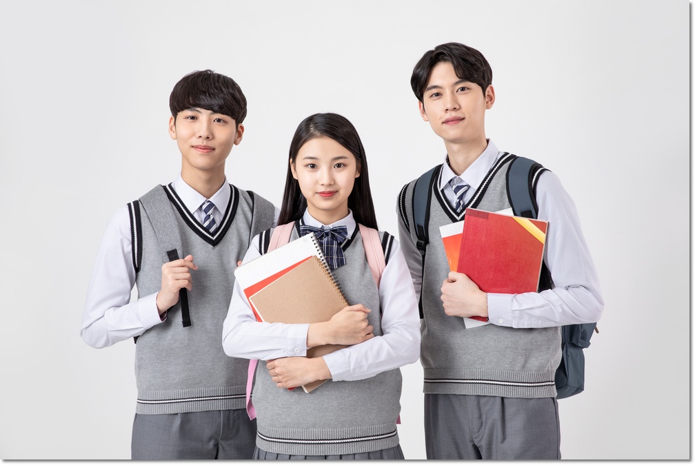 책을 든 교복 차림의 학생들