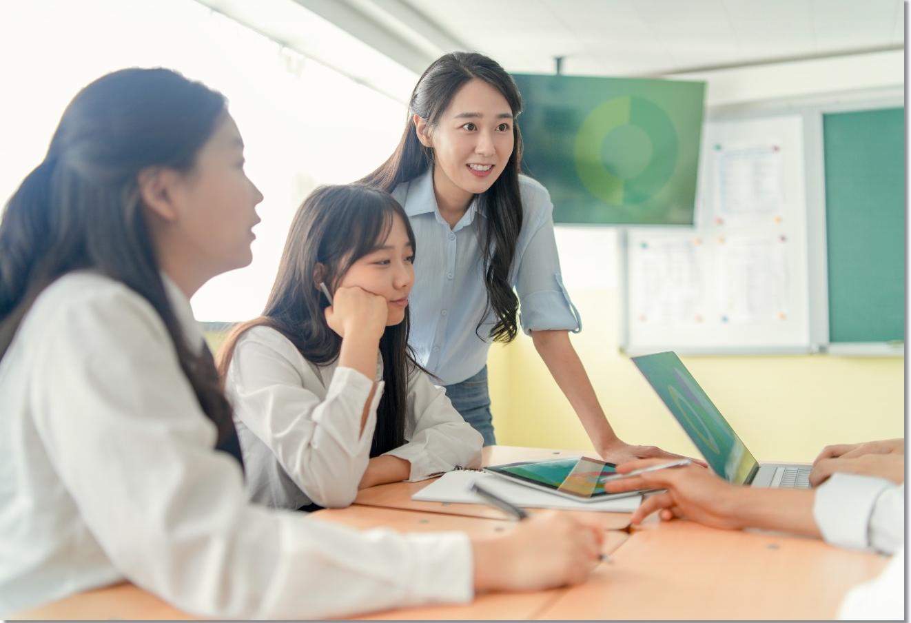 자료를 함께 보는 교사와 학생들