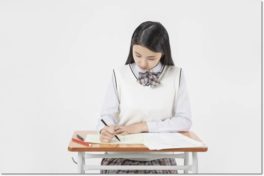 책상에서 문제를 풀고 있는 학생