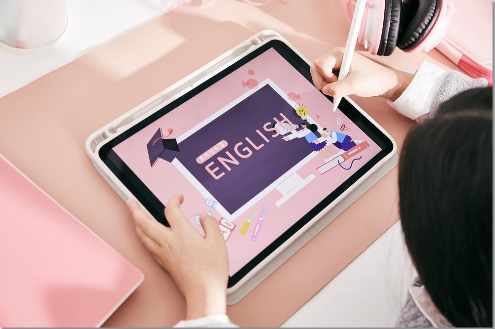 영어 학습 화면이 있는 태블릿