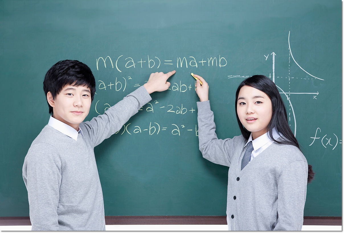 칠판 앞에서 문제를 살펴보는 학생들