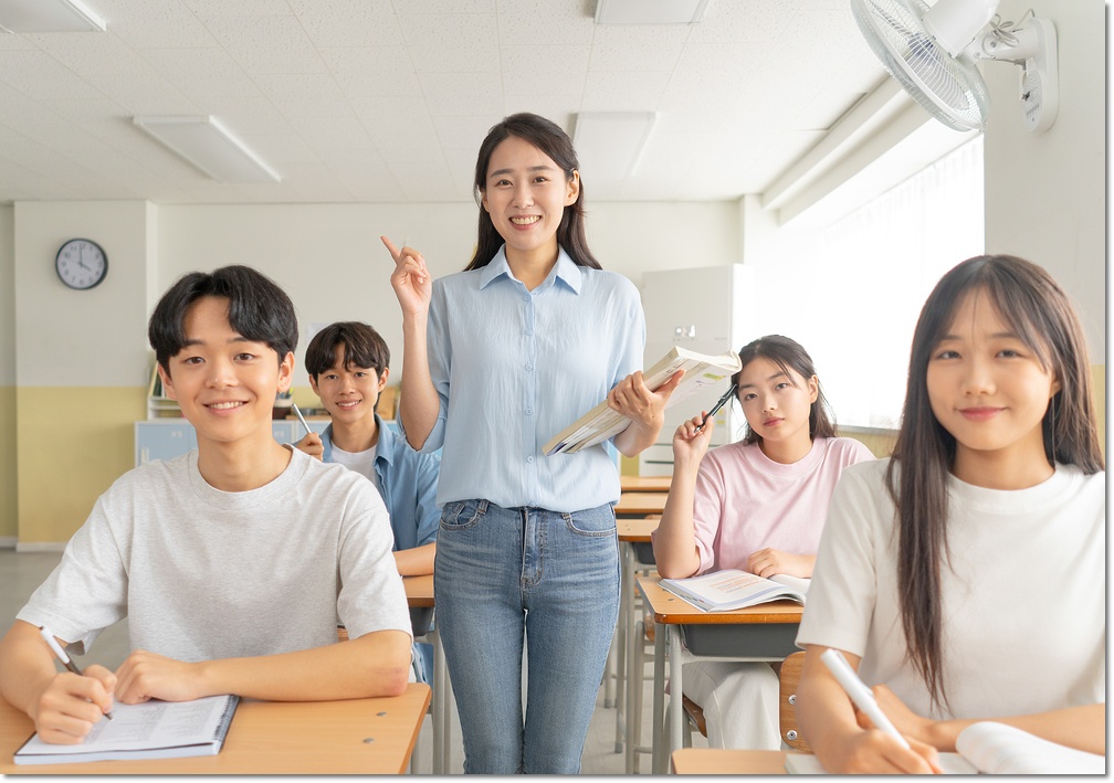 학생들과 자료를 살펴보는 교사