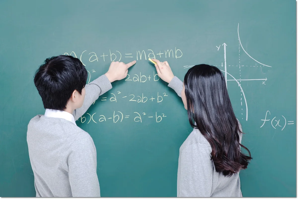 칠판에 수학 풀이를 적는 학생들