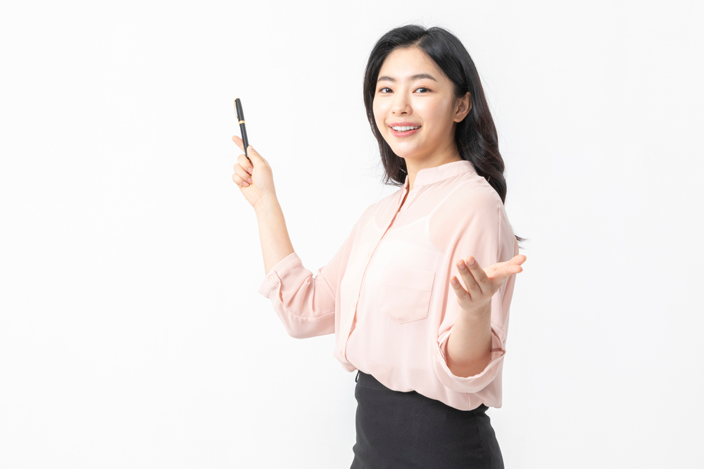 필기구를 들고 생각하는 사람