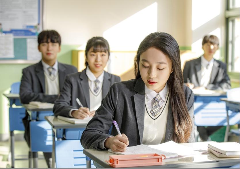교실에서 공부하는 학생