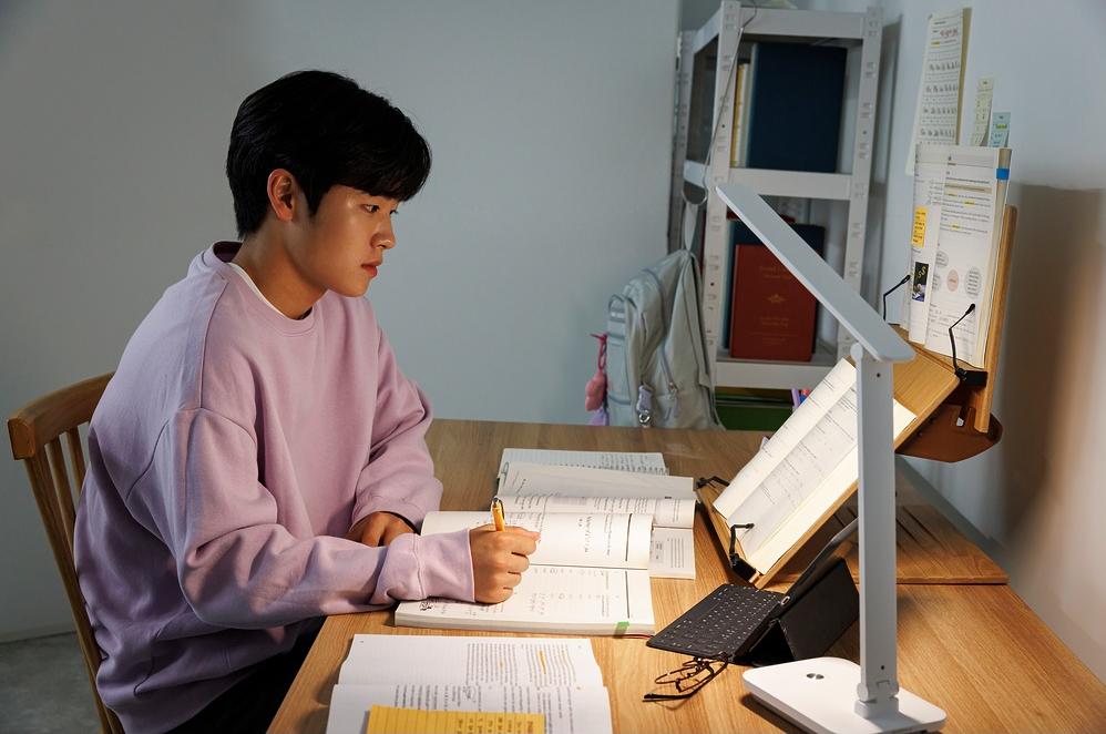 책상에서 공부하는 학생