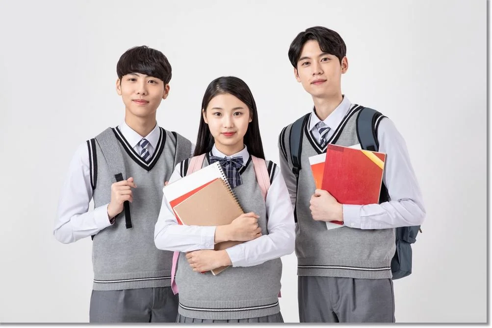 책을 든 교복 차림의 세 학생