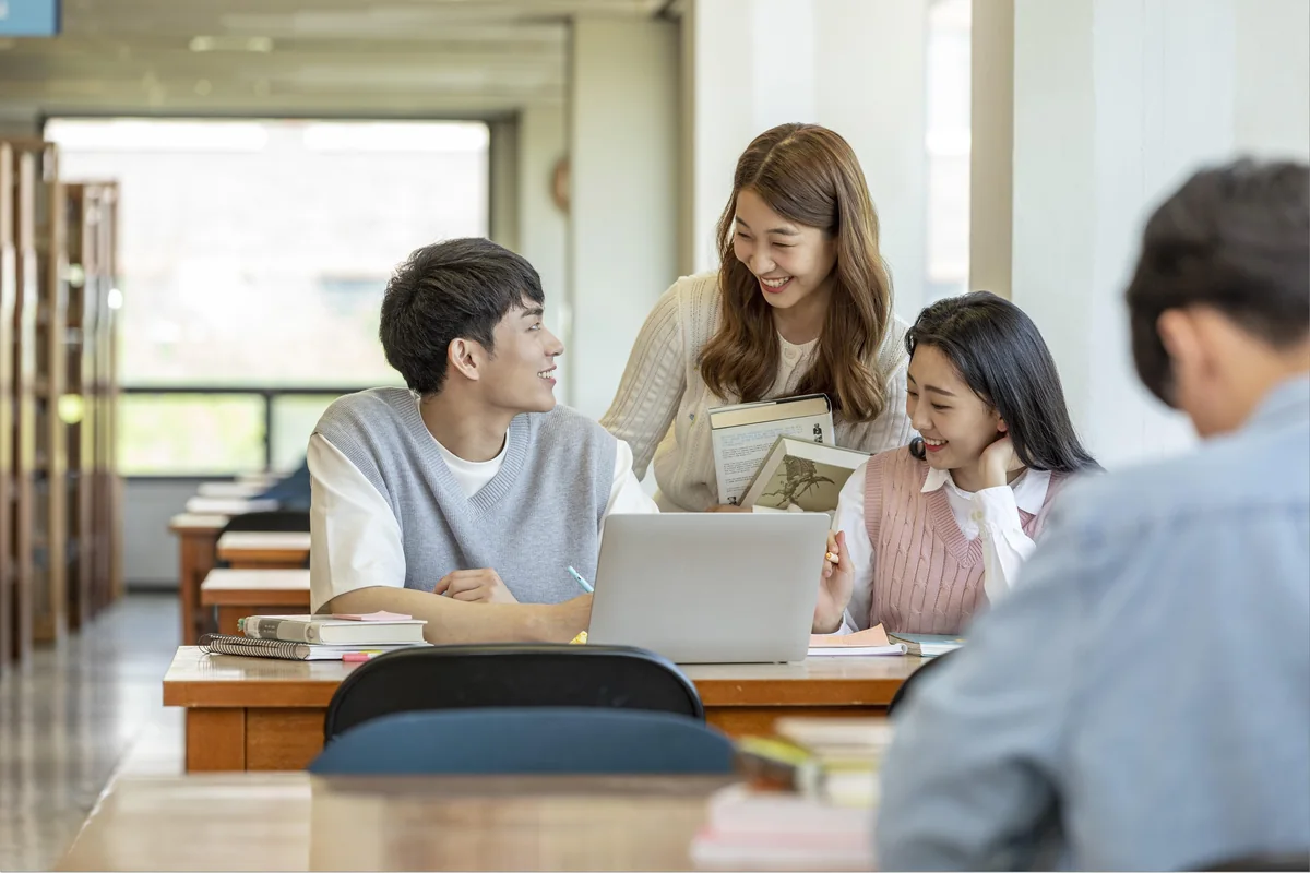 도서관에서 자료를 살펴보는 학생들