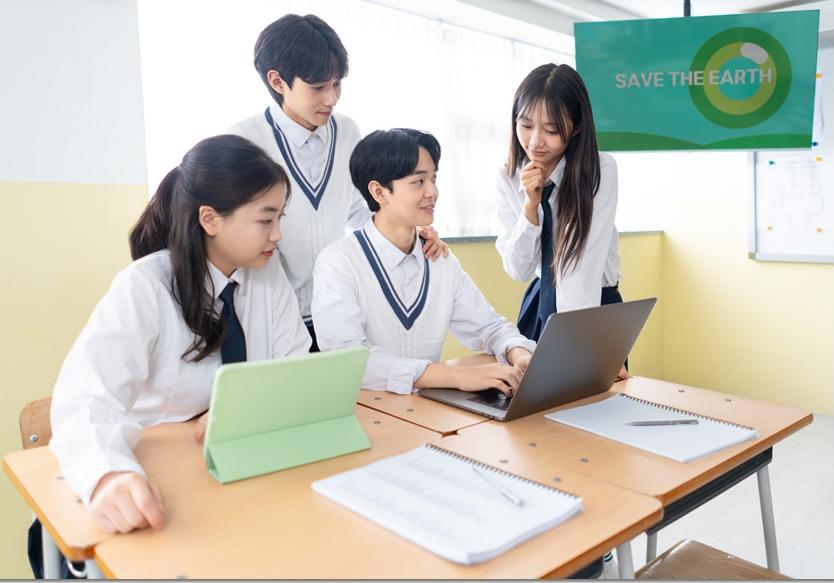 디지털 기기를 함께 보는 학생들