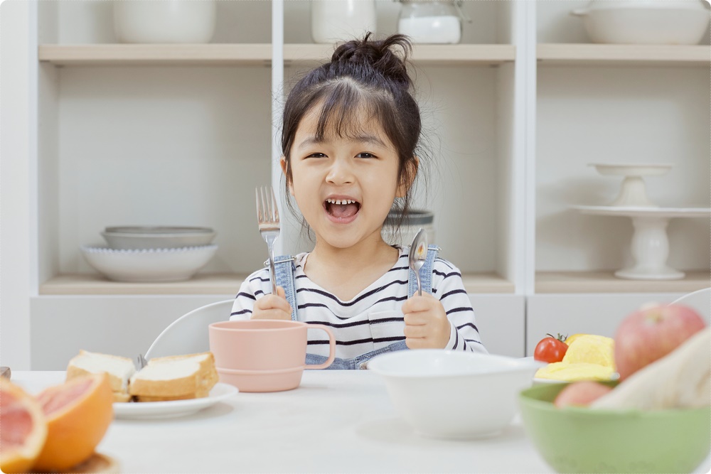 식탁에서 아침을 보내는 학생