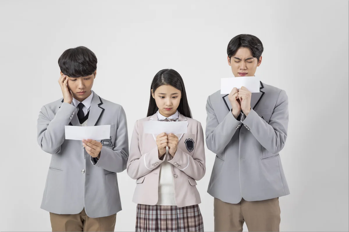 서로 다른 자료를 보는 세 학생