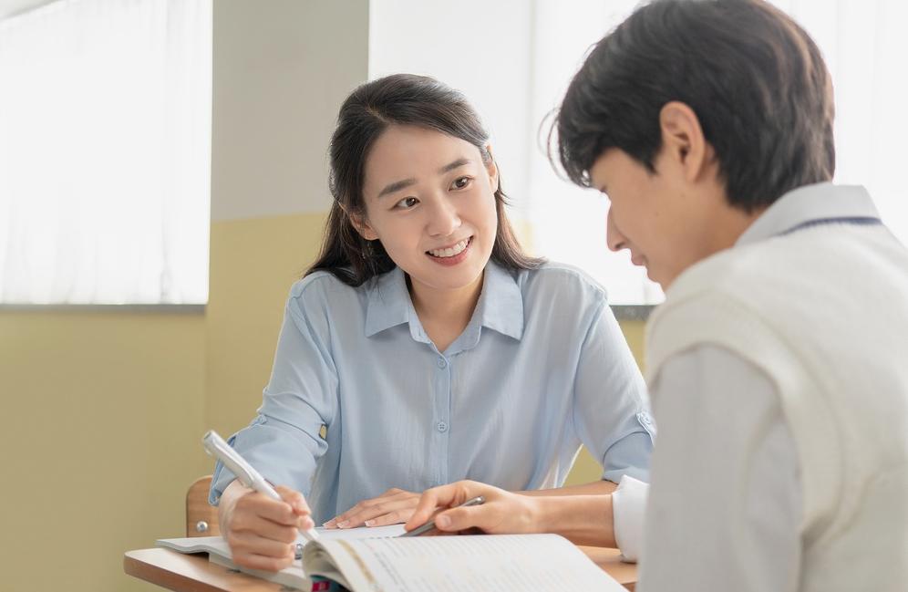 학습에 관해 이야기하는 어른과 학생