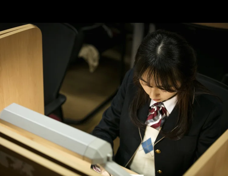 교실에서 답안을 작성하는 학생